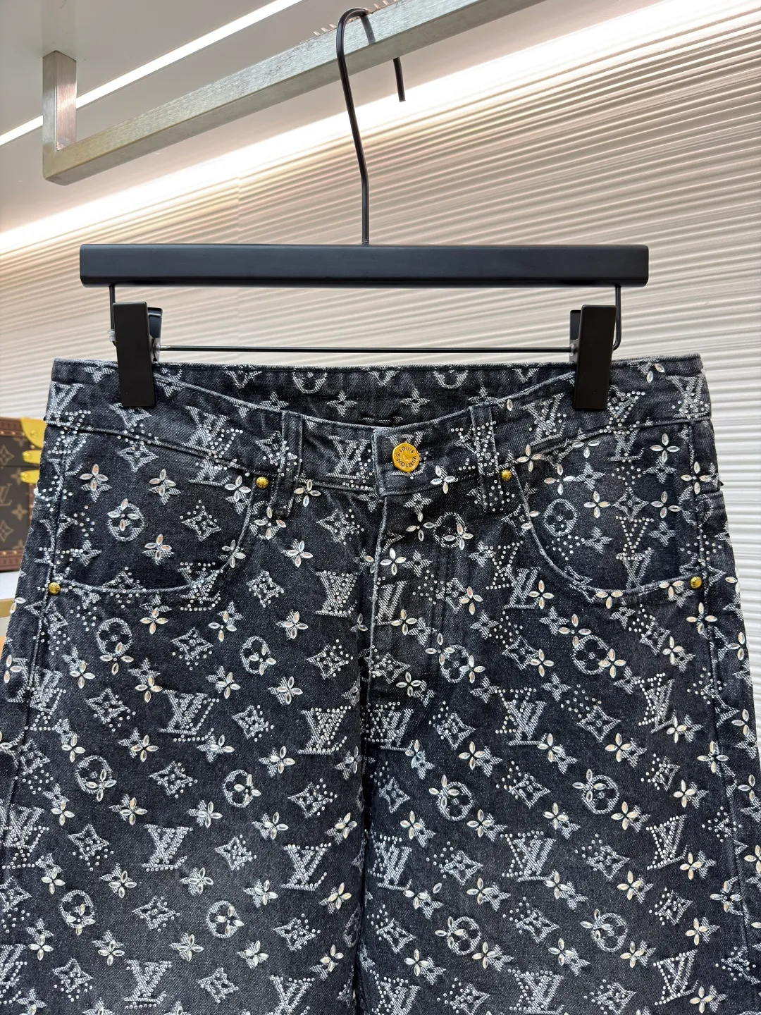 LOUIS VUITTON presbyopic rhinestone jacquard jeans ●Original version: 130000 purchased and developed ●Item number: 1681010-C10 ●Fabric: denim fabric ●Technology: jacquard rhinestone production ●Version: fitted version ●Weight: about 1050 grams ●Size: 30-32-34-36 ●Description: The fabric is sewn from denim, with a Monogram jacquard pattern printed all over, and diamond decorations using hot-drilling techniques to form the brand’s classic pattern. The waist is distressed and flocked leather, and the hardware is molded. The overall routing is straight and delicate, the fabric is comfortable and soft, and the color is consistent without color difference. It can be matched with the same style to create a fashionable look and control various occasions. Customized accessories, complete with three standards, the same style for men and women.